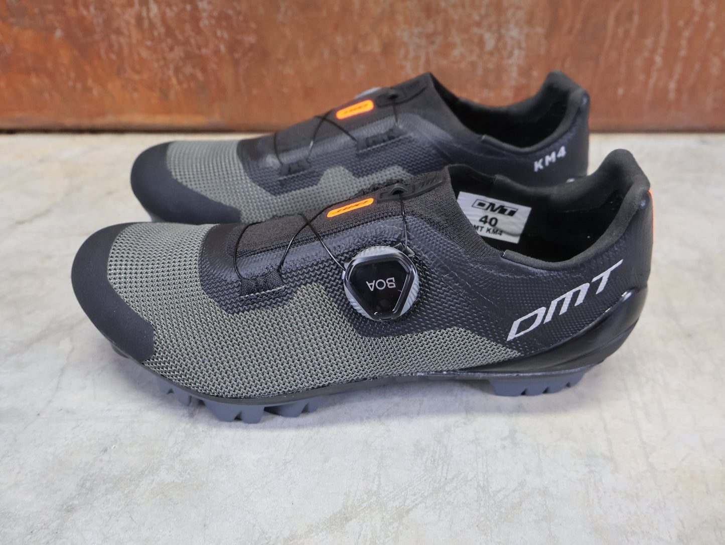 MTB - Herrenschuhe von Dmt, DMT KM4 MOUNTAINBIKESCHUH / SCHWARZ / GRÜN / UNISEX vor USEDBIKES - OB.DE Hintergrund