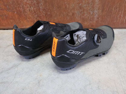 MTB - Herrenschuhe von Dmt, DMT KM4 MOUNTAINBIKESCHUH / SCHWARZ / GRÜN / UNISEX vor USEDBIKES - OB.DE Hintergrund