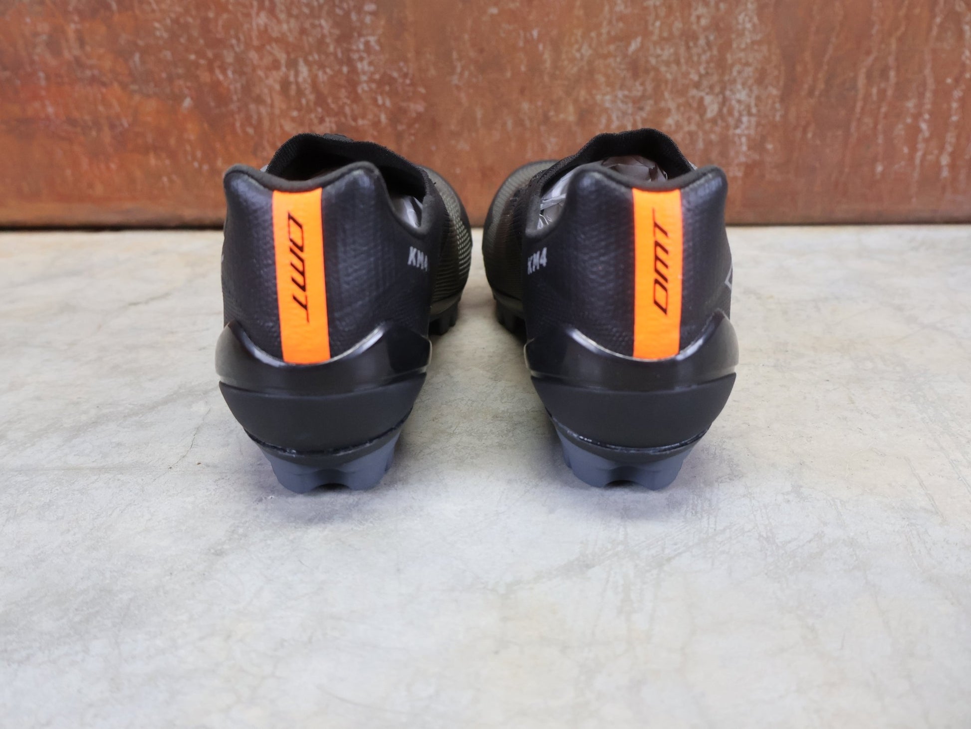 MTB - Herrenschuhe von Dmt, DMT KM4 MOUNTAINBIKESCHUH / SCHWARZ / GRÜN / UNISEX vor USEDBIKES - OB.DE Hintergrund