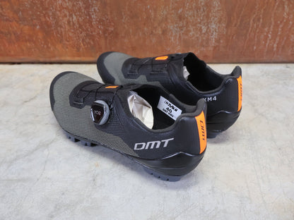 MTB - Herrenschuhe von Dmt, DMT KM4 MOUNTAINBIKESCHUH / SCHWARZ / GRÜN / UNISEX vor USEDBIKES - OB.DE Hintergrund