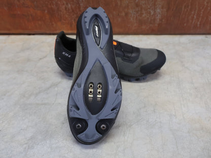 MTB - Herrenschuhe von Dmt, DMT KM4 MOUNTAINBIKESCHUH / SCHWARZ / GRÜN / UNISEX vor USEDBIKES - OB.DE Hintergrund