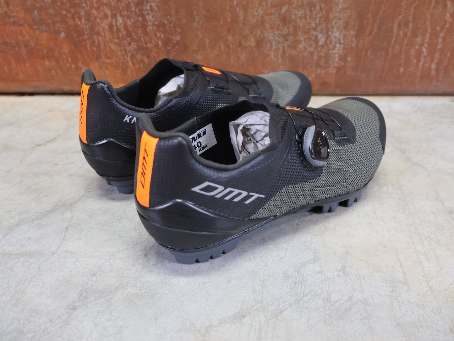 MTB - Herrenschuhe von Dmt, DMT KM4 MOUNTAINBIKESCHUH / SCHWARZ / GRÜN / UNISEX vor USEDBIKES - OB.DE Hintergrund