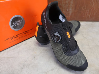 MTB - Herrenschuhe von Dmt, DMT KM4 MOUNTAINBIKESCHUH / SCHWARZ / GRÜN / UNISEX vor USEDBIKES - OB.DE Hintergrund