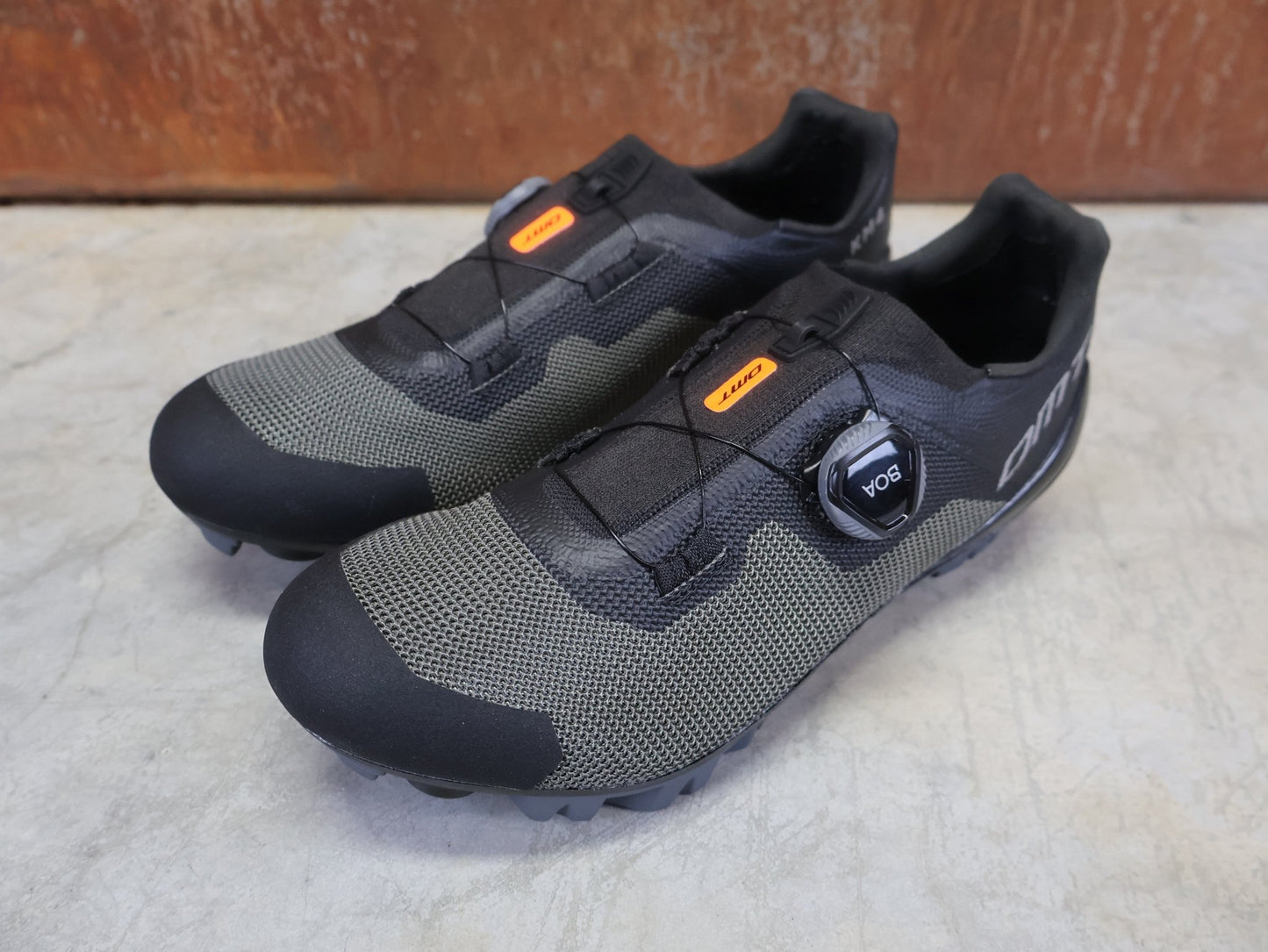 MTB - Herrenschuhe von Dmt, DMT KM4 MOUNTAINBIKESCHUH / SCHWARZ / GRÜN / UNISEX vor USEDBIKES - OB.DE Hintergrund