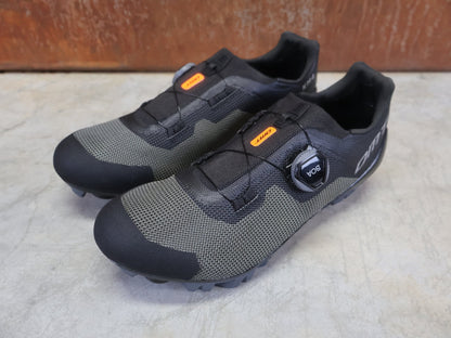 MTB - Herrenschuhe von Dmt, DMT KM4 MOUNTAINBIKESCHUH / SCHWARZ / GRÜN / UNISEX vor USEDBIKES - OB.DE Hintergrund