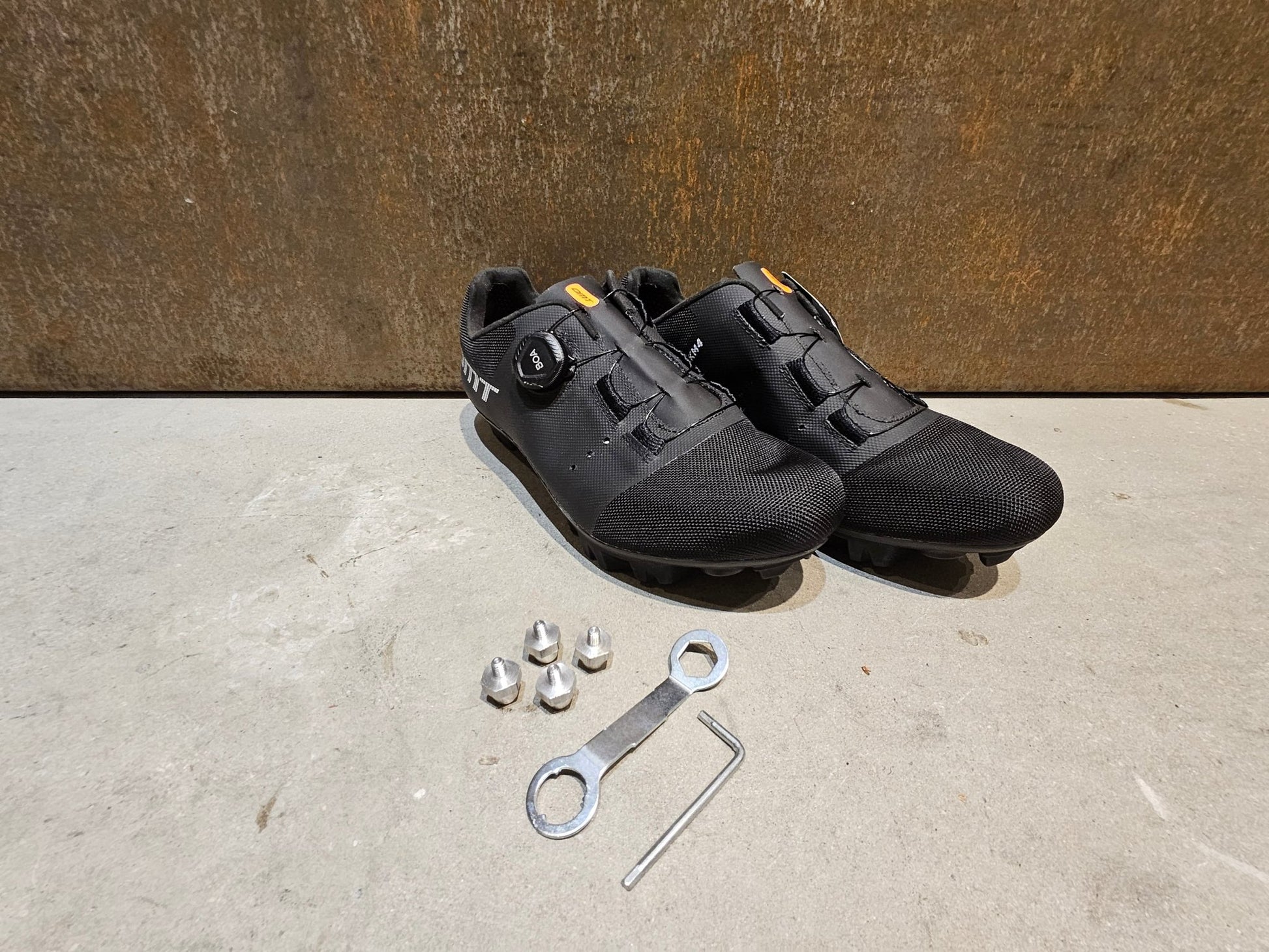 MTB - Herrenschuhe von Dmt, DMT KM4 MOUNTAINBIKESCHUH / SCHWARZ / UNISEX / 42 vor USEDBIKES - OB.DE Hintergrund