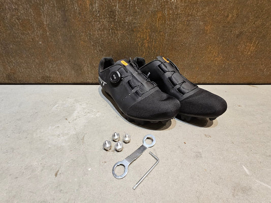 MTB - Herrenschuhe von Dmt, DMT KM4 MOUNTAINBIKESCHUH / SCHWARZ / UNISEX / 42 vor USEDBIKES - OB.DE Hintergrund