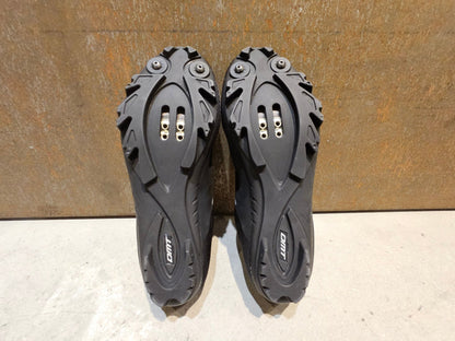 MTB - Herrenschuhe von Dmt, DMT KM4 MOUNTAINBIKESCHUH / SCHWARZ / UNISEX / 42 vor USEDBIKES - OB.DE Hintergrund