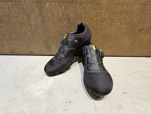 MTB - Herrenschuhe von Dmt, DMT KM4 MOUNTAINBIKESCHUH / SCHWARZ / UNISEX / 42 vor USEDBIKES - OB.DE Hintergrund