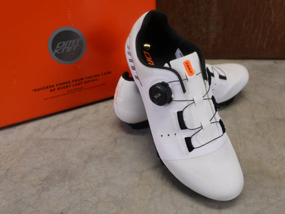 MTB - Herrenschuhe von Dmt, DMT KM4 MOUNTAINBIKESCHUH / WEIß / UNISEX vor USEDBIKES - OB.DE Hintergrund