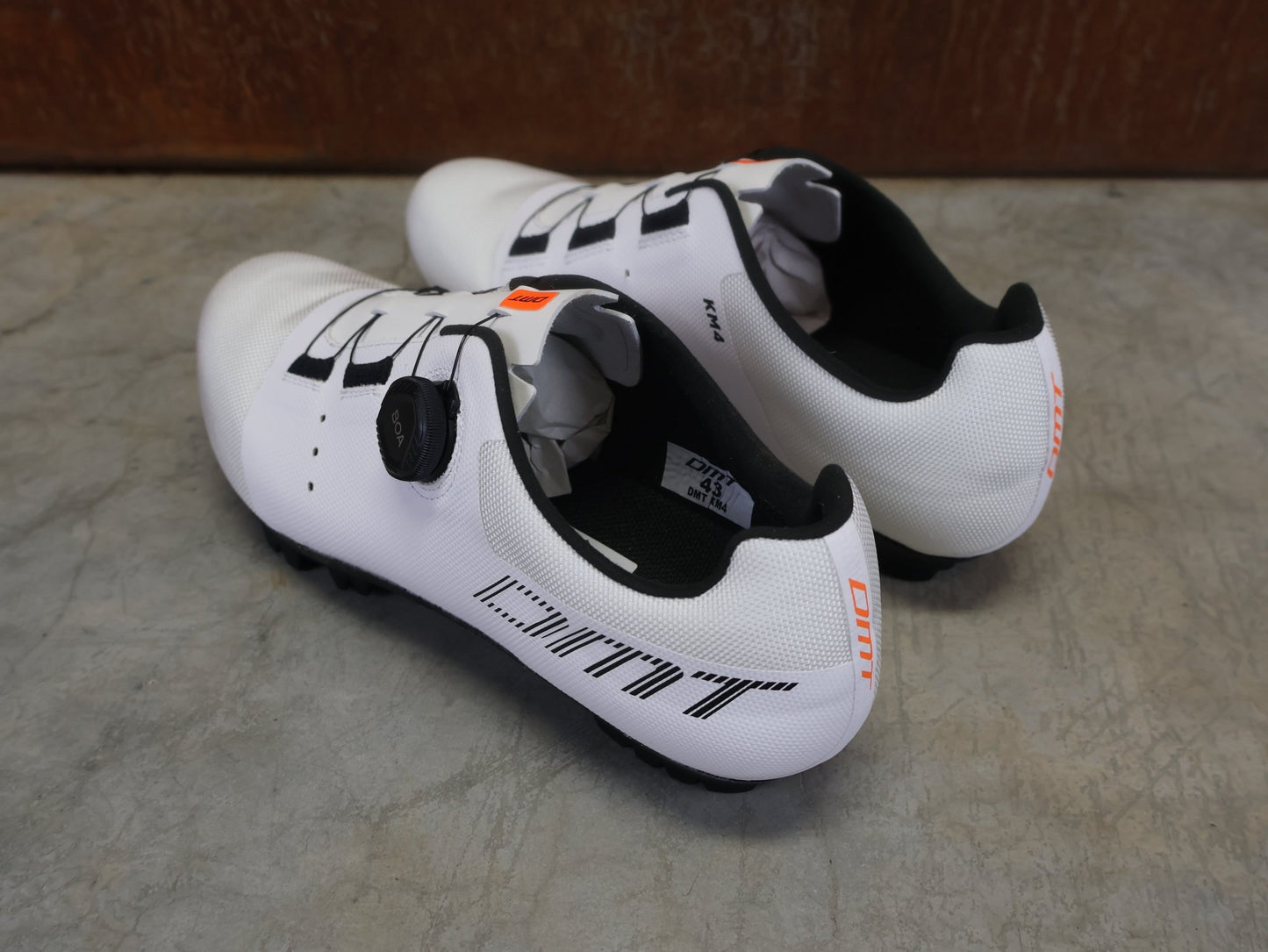 MTB - Herrenschuhe von Dmt, DMT KM4 MOUNTAINBIKESCHUH / WEIß / UNISEX vor USEDBIKES - OB.DE Hintergrund