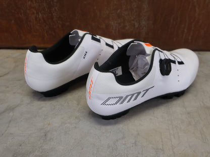 MTB - Herrenschuhe von Dmt, DMT KM4 MOUNTAINBIKESCHUH / WEIß / UNISEX vor USEDBIKES - OB.DE Hintergrund
