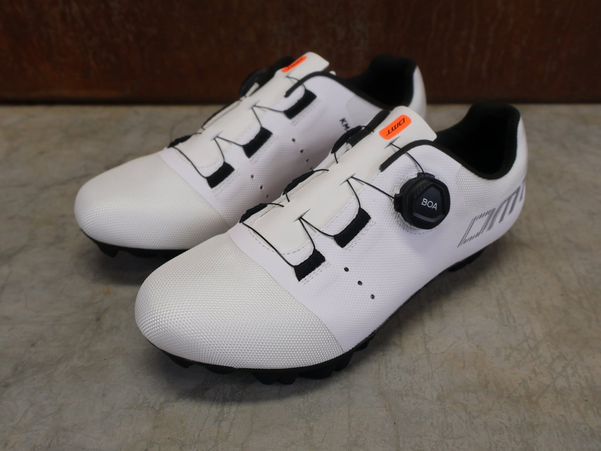 MTB - Herrenschuhe von Dmt, DMT KM4 MOUNTAINBIKESCHUH / WEIß / UNISEX vor USEDBIKES - OB.DE Hintergrund