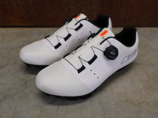 MTB - Herrenschuhe von Dmt, DMT KM4 MOUNTAINBIKESCHUH / WEIß / UNISEX vor USEDBIKES - OB.DE Hintergrund