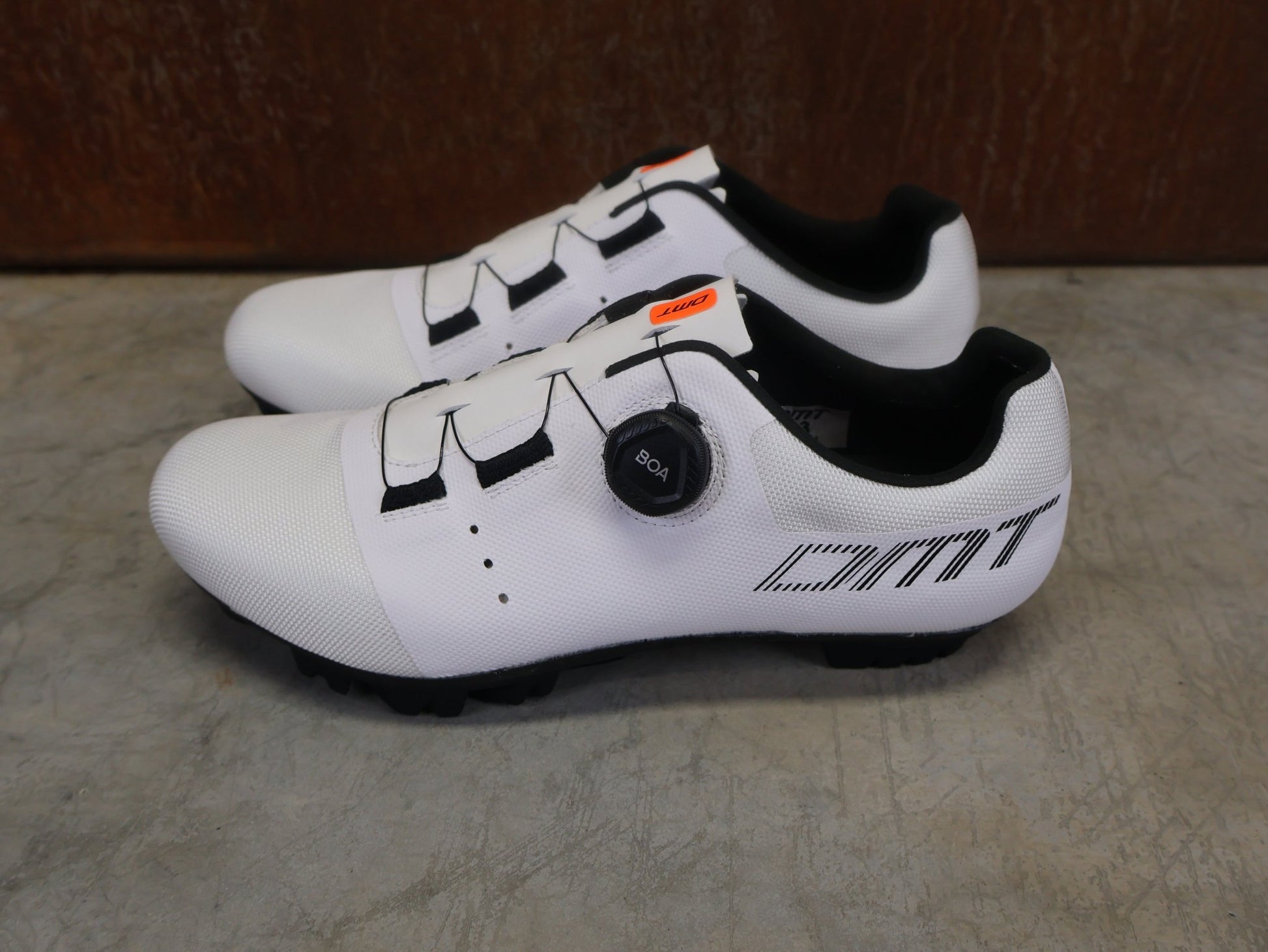 MTB - Herrenschuhe von Dmt, DMT KM4 MOUNTAINBIKESCHUH / WEIß / UNISEX vor USEDBIKES - OB.DE Hintergrund
