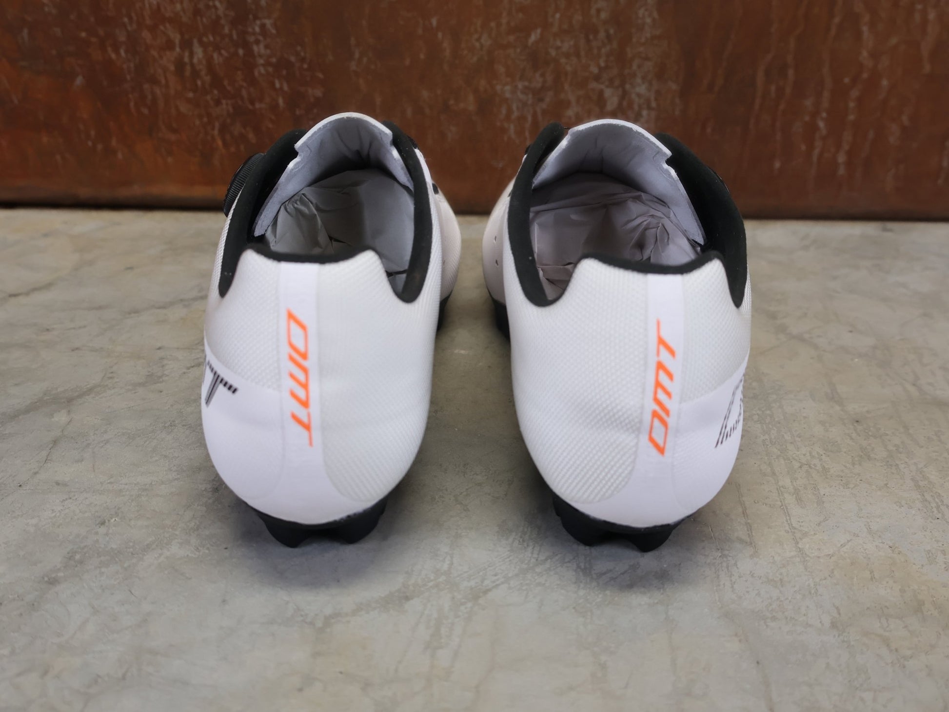 MTB - Herrenschuhe von Dmt, DMT KM4 MOUNTAINBIKESCHUH / WEIß / UNISEX vor USEDBIKES - OB.DE Hintergrund