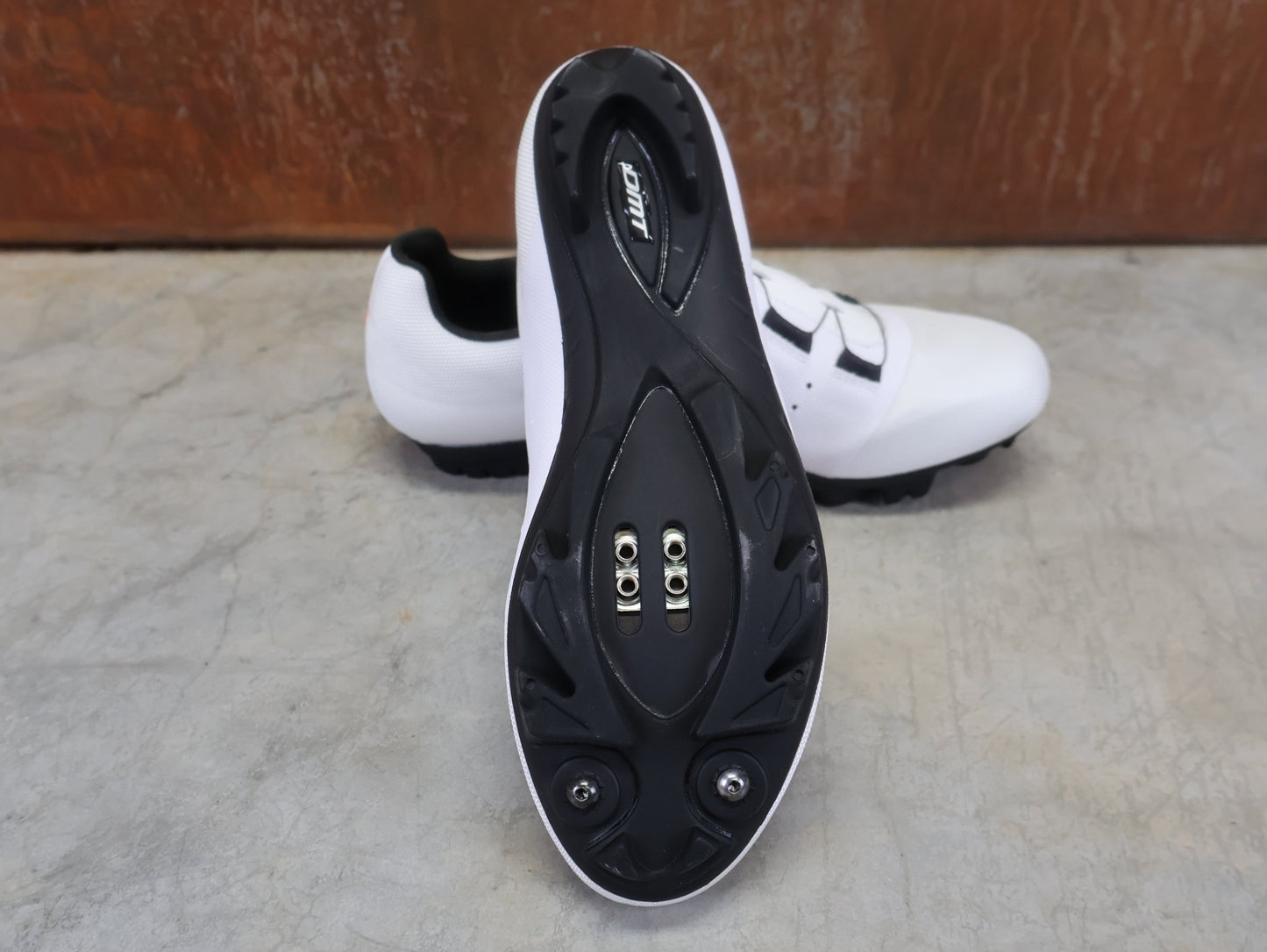 MTB - Herrenschuhe von Dmt, DMT KM4 MOUNTAINBIKESCHUH / WEIß / UNISEX vor USEDBIKES - OB.DE Hintergrund