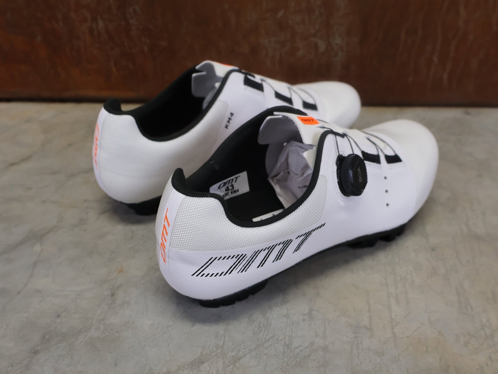 MTB - Herrenschuhe von Dmt, DMT KM4 MOUNTAINBIKESCHUH / WEIß / UNISEX vor USEDBIKES - OB.DE Hintergrund