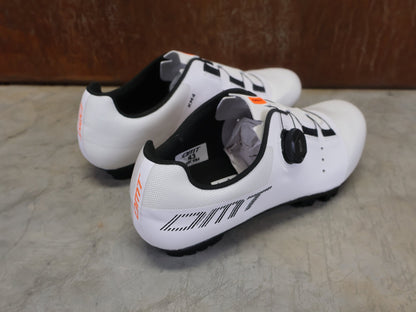 MTB - Herrenschuhe von Dmt, DMT KM4 MOUNTAINBIKESCHUH / WEIß / UNISEX vor USEDBIKES - OB.DE Hintergrund