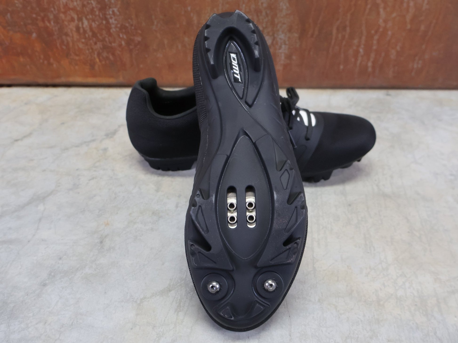 MTB - Herrenschuhe von Dmt, DMT KM4 PJ MOUNTAINBIKESCHUH / SCHWARZ / WEIß / UNISEX vor USEDBIKES - OB.DE Hintergrund