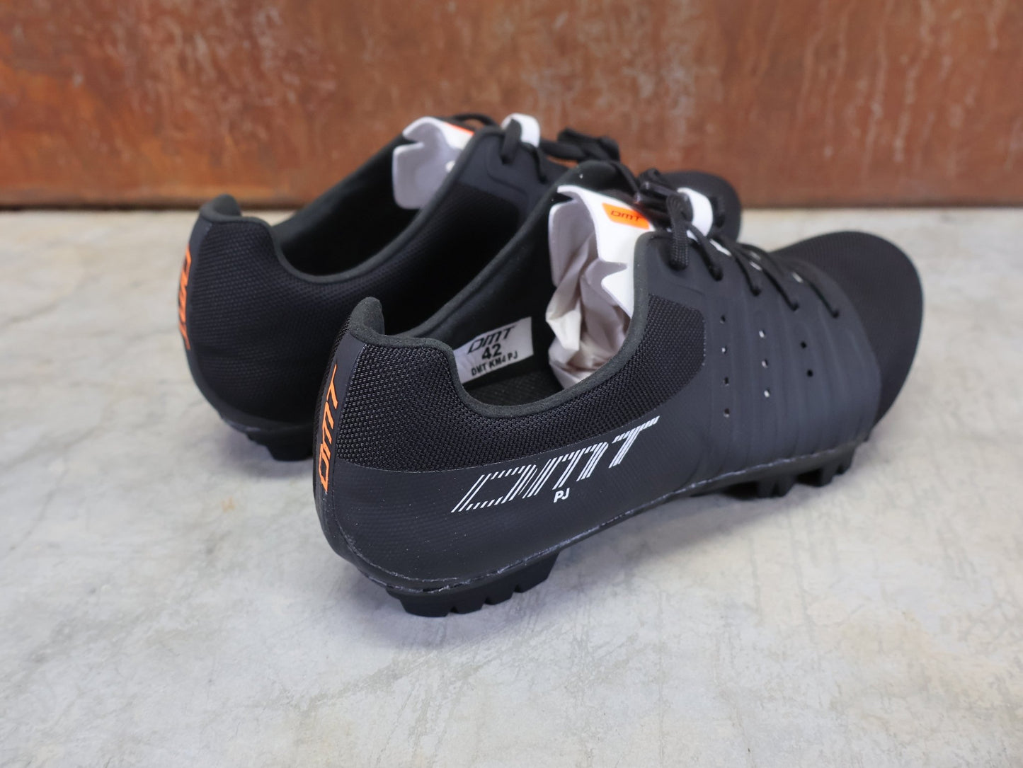 MTB - Herrenschuhe von Dmt, DMT KM4 PJ MOUNTAINBIKESCHUH / SCHWARZ / WEIß / UNISEX vor USEDBIKES - OB.DE Hintergrund
