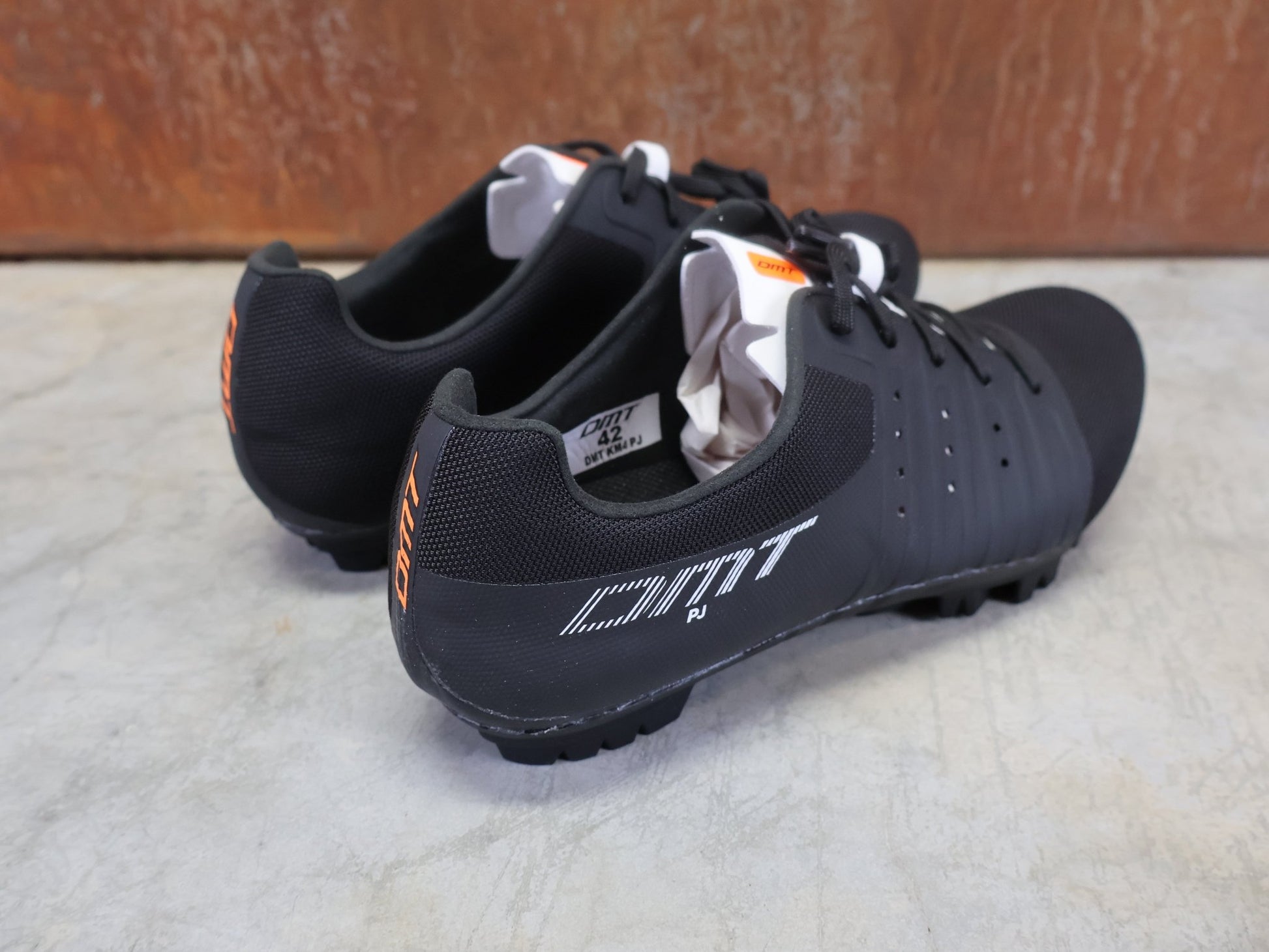 MTB - Herrenschuhe von Dmt, DMT KM4 PJ MOUNTAINBIKESCHUH / SCHWARZ / WEIß / UNISEX vor USEDBIKES - OB.DE Hintergrund