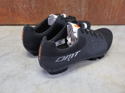 MTB - Herrenschuhe von Dmt, DMT KM4 PJ MOUNTAINBIKESCHUH / SCHWARZ / WEIß / UNISEX vor USEDBIKES - OB.DE Hintergrund