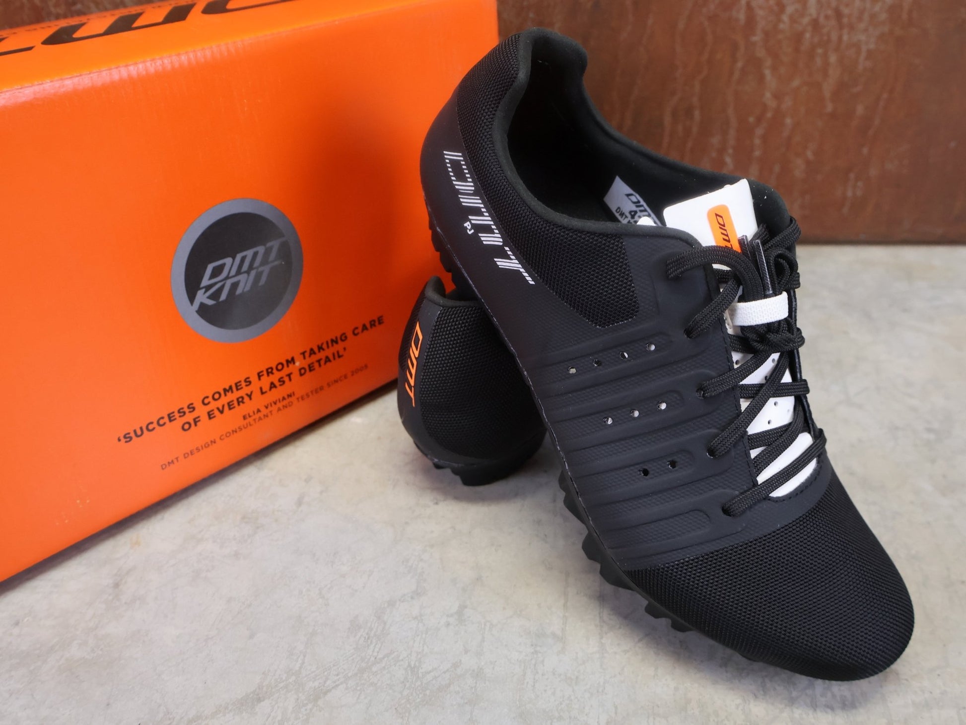 MTB - Herrenschuhe von Dmt, DMT KM4 PJ MOUNTAINBIKESCHUH / SCHWARZ / WEIß / UNISEX vor USEDBIKES - OB.DE Hintergrund