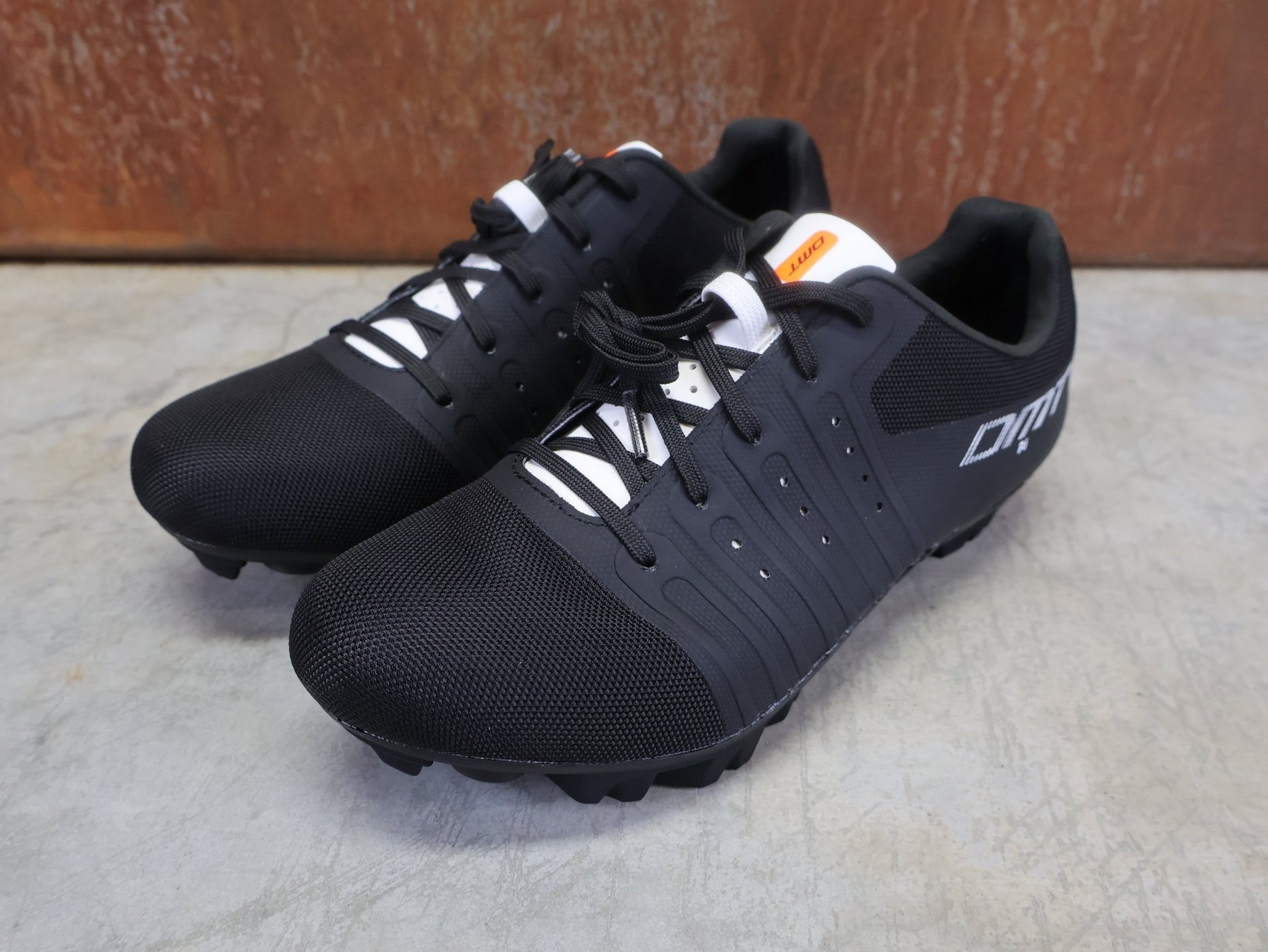 MTB - Herrenschuhe von Dmt, DMT KM4 PJ MOUNTAINBIKESCHUH / SCHWARZ / WEIß / UNISEX vor USEDBIKES - OB.DE Hintergrund