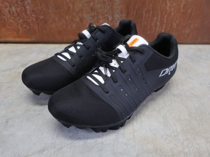 MTB - Herrenschuhe von Dmt, DMT KM4 PJ MOUNTAINBIKESCHUH / SCHWARZ / WEIß / UNISEX vor USEDBIKES - OB.DE Hintergrund
