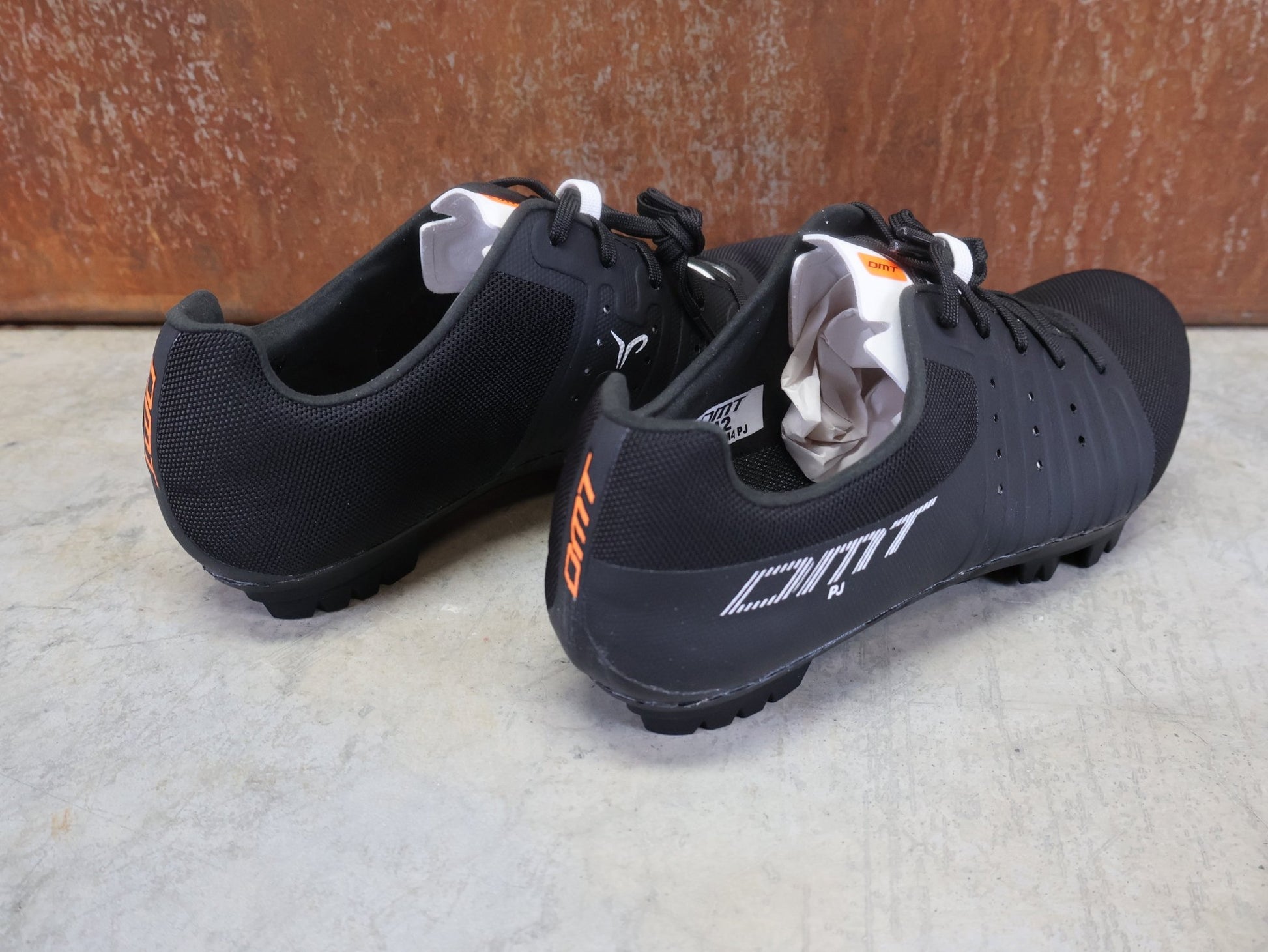 MTB - Herrenschuhe von Dmt, DMT KM4 PJ MOUNTAINBIKESCHUH / SCHWARZ / WEIß / UNISEX vor USEDBIKES - OB.DE Hintergrund