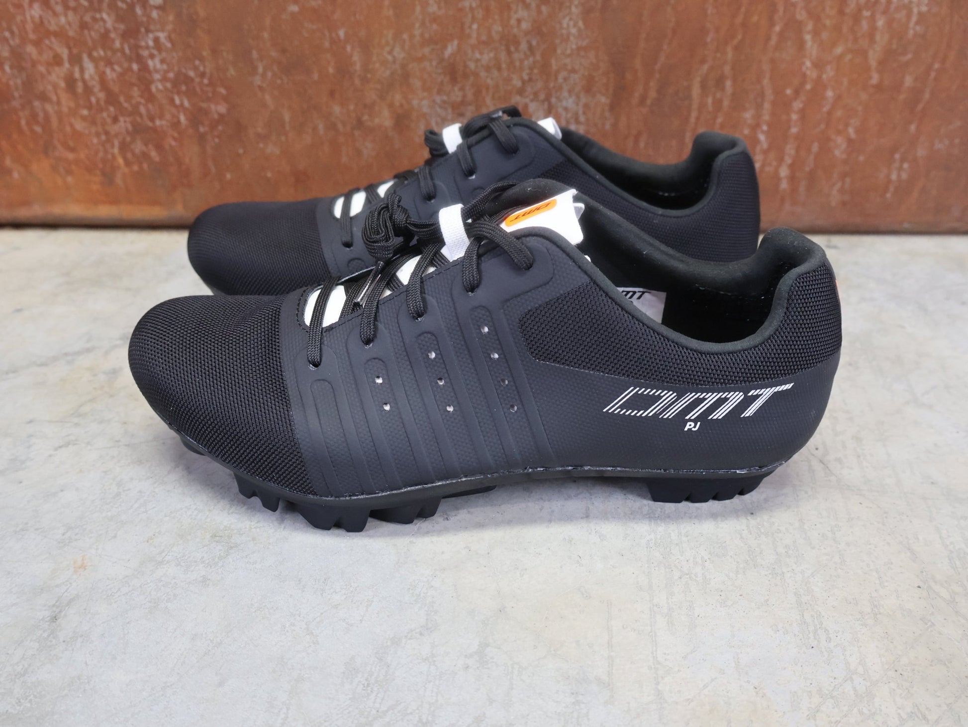 MTB - Herrenschuhe von Dmt, DMT KM4 PJ MOUNTAINBIKESCHUH / SCHWARZ / WEIß / UNISEX vor USEDBIKES - OB.DE Hintergrund