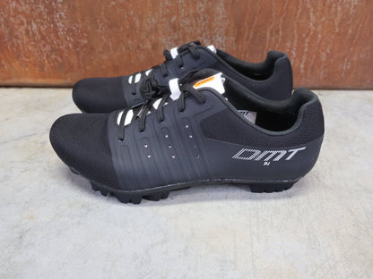 MTB - Herrenschuhe von Dmt, DMT KM4 PJ MOUNTAINBIKESCHUH / SCHWARZ / WEIß / UNISEX vor USEDBIKES - OB.DE Hintergrund