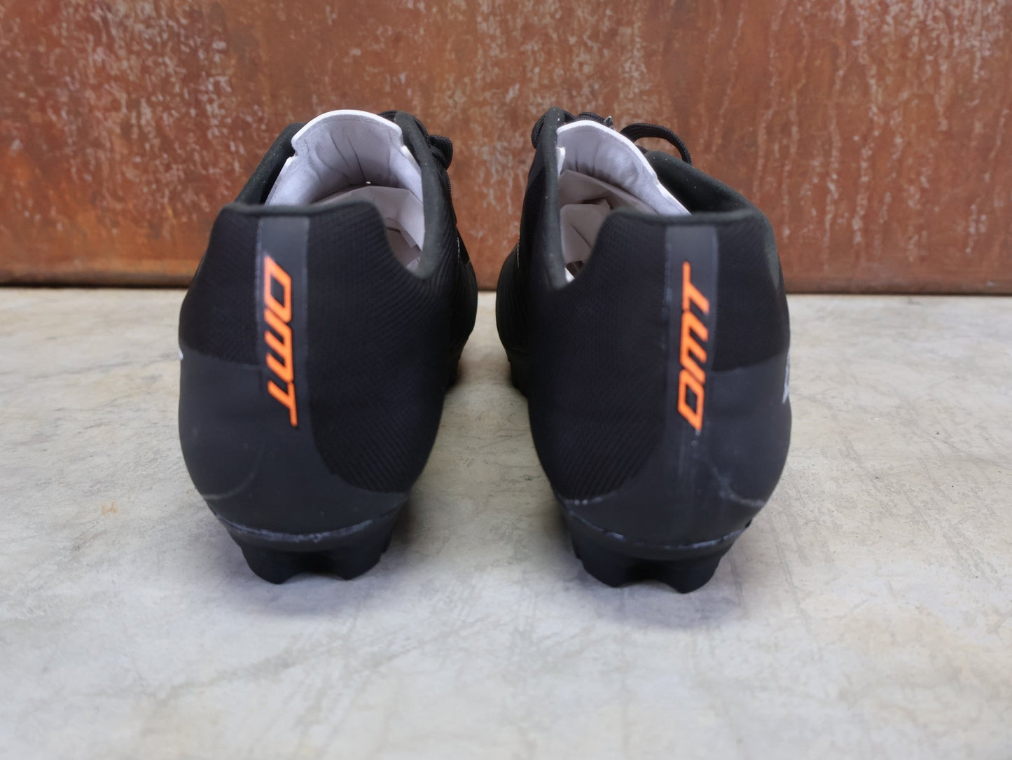MTB - Herrenschuhe von Dmt, DMT KM4 PJ MOUNTAINBIKESCHUH / SCHWARZ / WEIß / UNISEX vor USEDBIKES - OB.DE Hintergrund