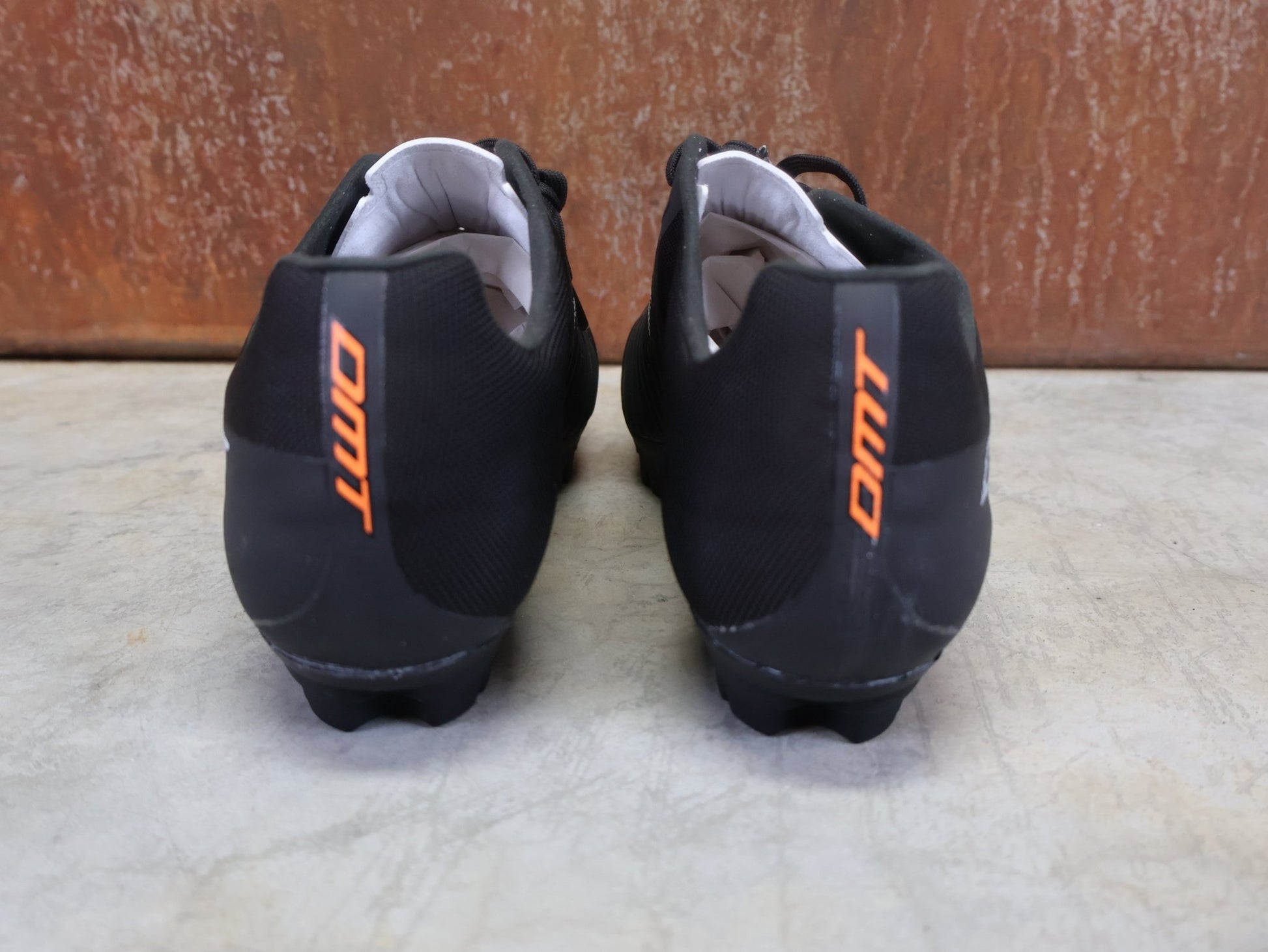 MTB - Herrenschuhe von Dmt, DMT KM4 PJ MOUNTAINBIKESCHUH / SCHWARZ / WEIß / UNISEX vor USEDBIKES - OB.DE Hintergrund