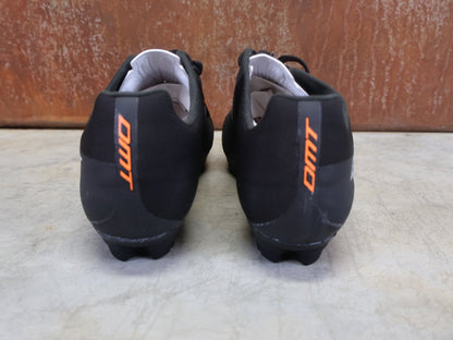 MTB - Herrenschuhe von Dmt, DMT KM4 PJ MOUNTAINBIKESCHUH / SCHWARZ / WEIß / UNISEX vor USEDBIKES - OB.DE Hintergrund