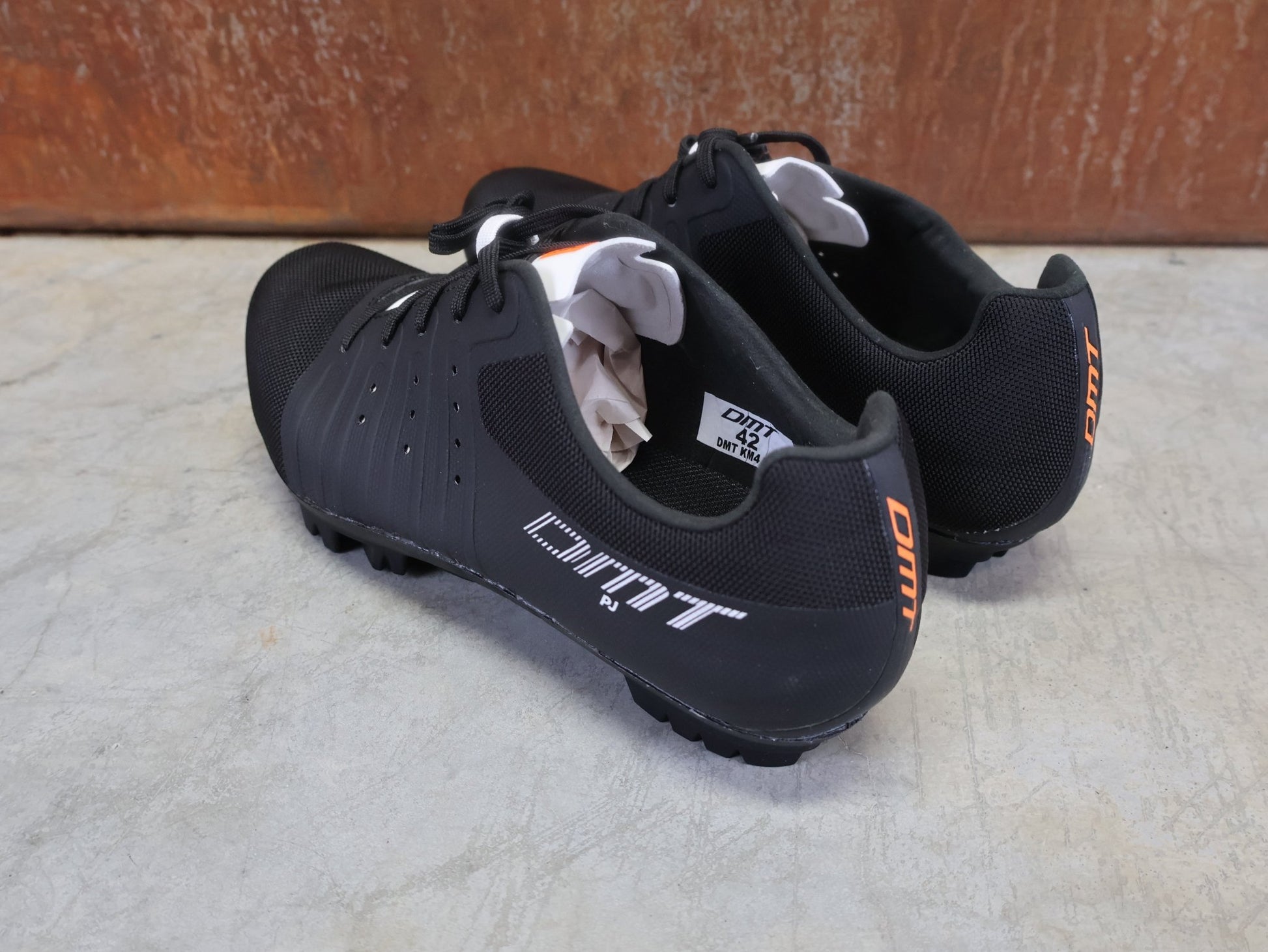 MTB - Herrenschuhe von Dmt, DMT KM4 PJ MOUNTAINBIKESCHUH / SCHWARZ / WEIß / UNISEX vor USEDBIKES - OB.DE Hintergrund