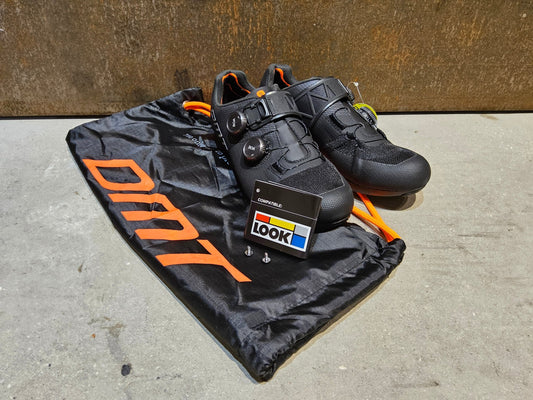 RR - Herrenschuhe von Dmt, DMT KR0 EVO RENNRADSCHUH / SCHWARZ / ANTHRAZIT / UNISEX / 42 vor USEDBIKES - OB.DE Hintergrund