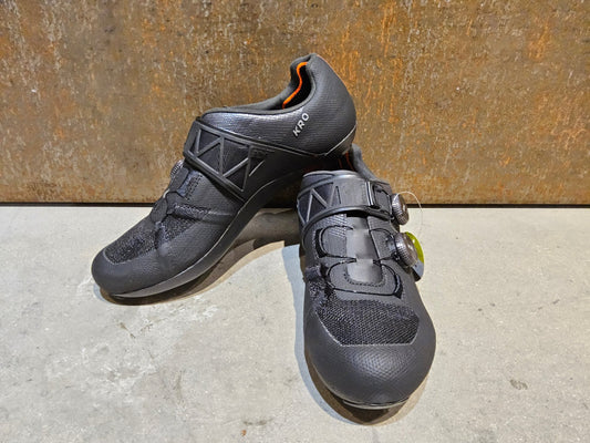 RR - Herrenschuhe von Dmt, DMT KR0 EVO RENNRADSCHUH / SCHWARZ / ANTHRAZIT / UNISEX / 42 vor USEDBIKES - OB.DE Hintergrund