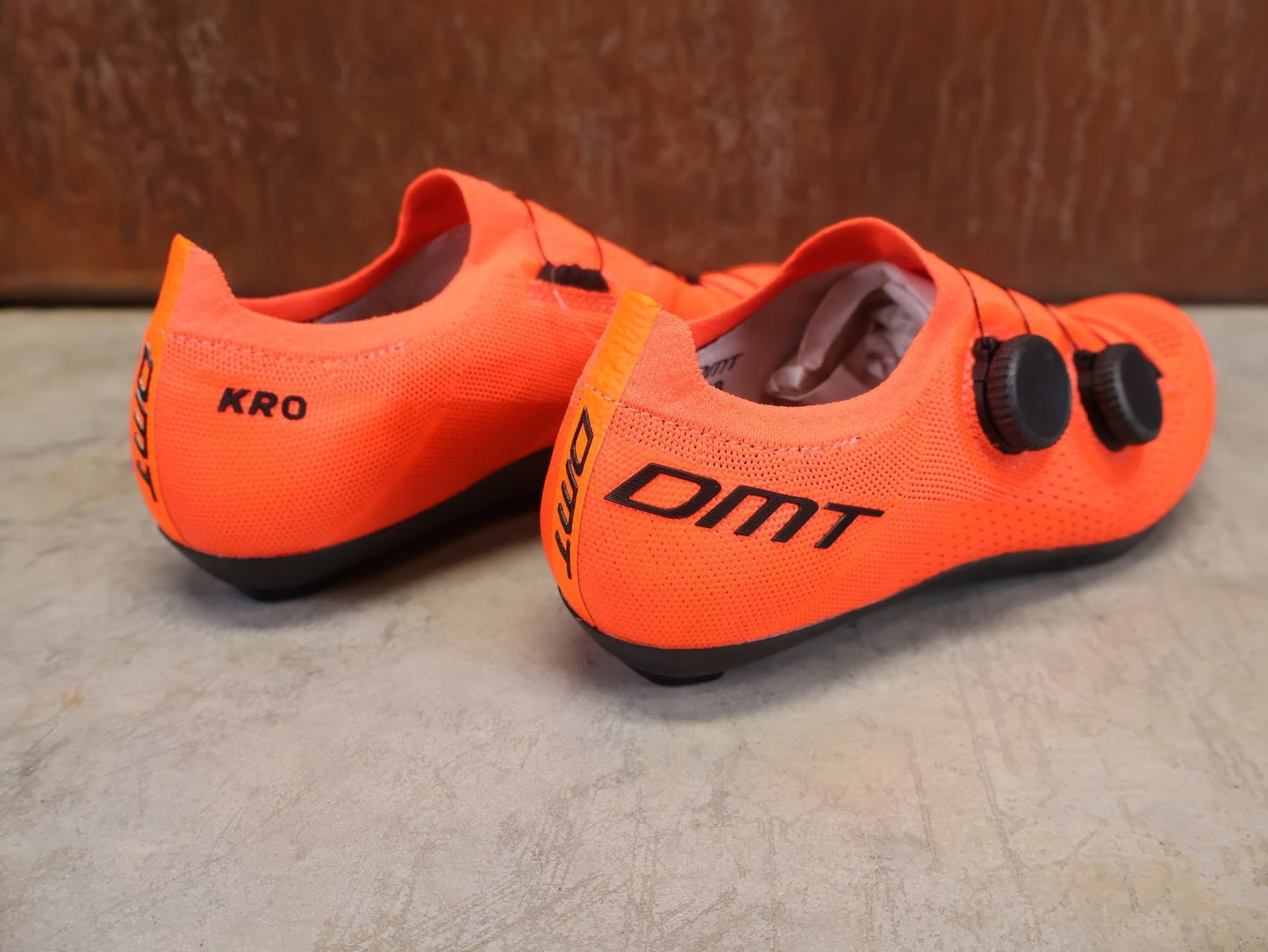 RR - Herrenschuhe von Dmt, DMT KR0 RENNRADSCHUH / CORAL / SCHWARZ / UNISEX vor USEDBIKES - OB.DE Hintergrund