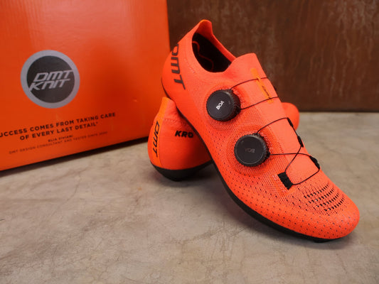 RR - Herrenschuhe von Dmt, DMT KR0 RENNRADSCHUH / CORAL / SCHWARZ / UNISEX vor USEDBIKES - OB.DE Hintergrund