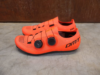 RR - Herrenschuhe von Dmt, DMT KR0 RENNRADSCHUH / CORAL / SCHWARZ / UNISEX vor USEDBIKES - OB.DE Hintergrund