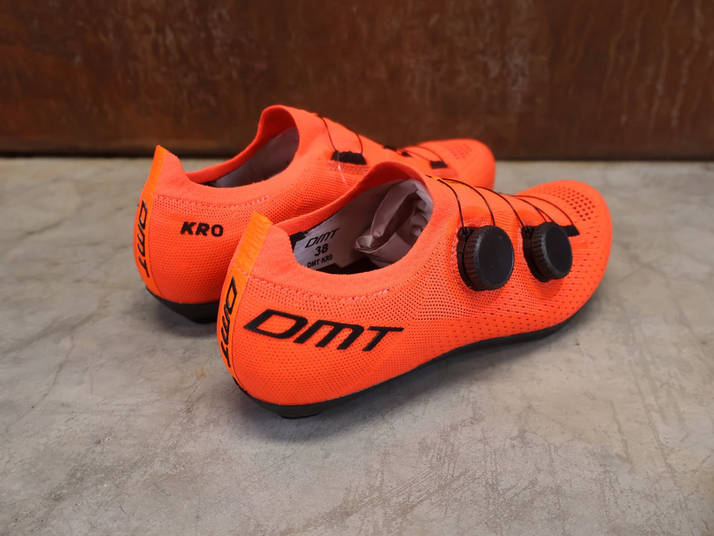 RR - Herrenschuhe von Dmt, DMT KR0 RENNRADSCHUH / CORAL / SCHWARZ / UNISEX vor USEDBIKES - OB.DE Hintergrund