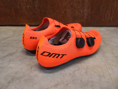 RR - Herrenschuhe von Dmt, DMT KR0 RENNRADSCHUH / CORAL / SCHWARZ / UNISEX vor USEDBIKES - OB.DE Hintergrund