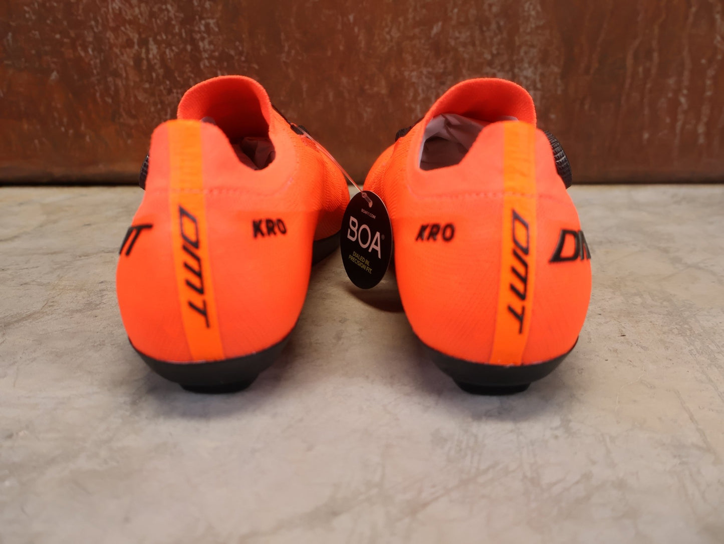 RR - Herrenschuhe von Dmt, DMT KR0 RENNRADSCHUH / CORAL / SCHWARZ / UNISEX vor USEDBIKES - OB.DE Hintergrund