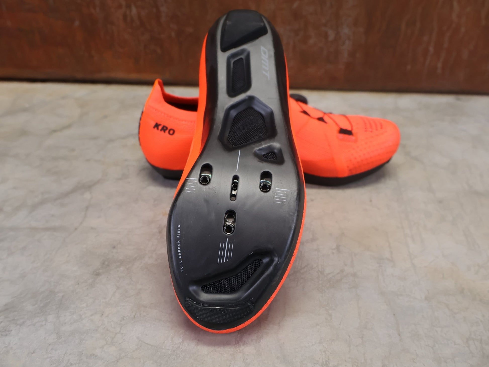 RR - Herrenschuhe von Dmt, DMT KR0 RENNRADSCHUH / CORAL / SCHWARZ / UNISEX vor USEDBIKES - OB.DE Hintergrund