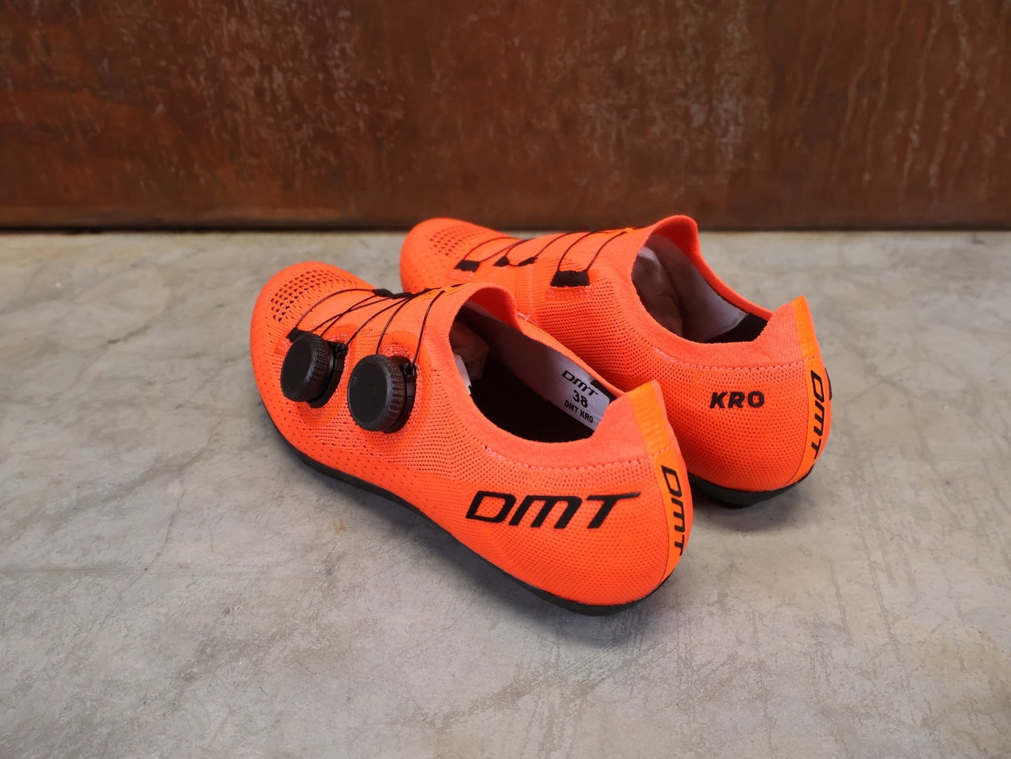 RR - Herrenschuhe von Dmt, DMT KR0 RENNRADSCHUH / CORAL / SCHWARZ / UNISEX vor USEDBIKES - OB.DE Hintergrund