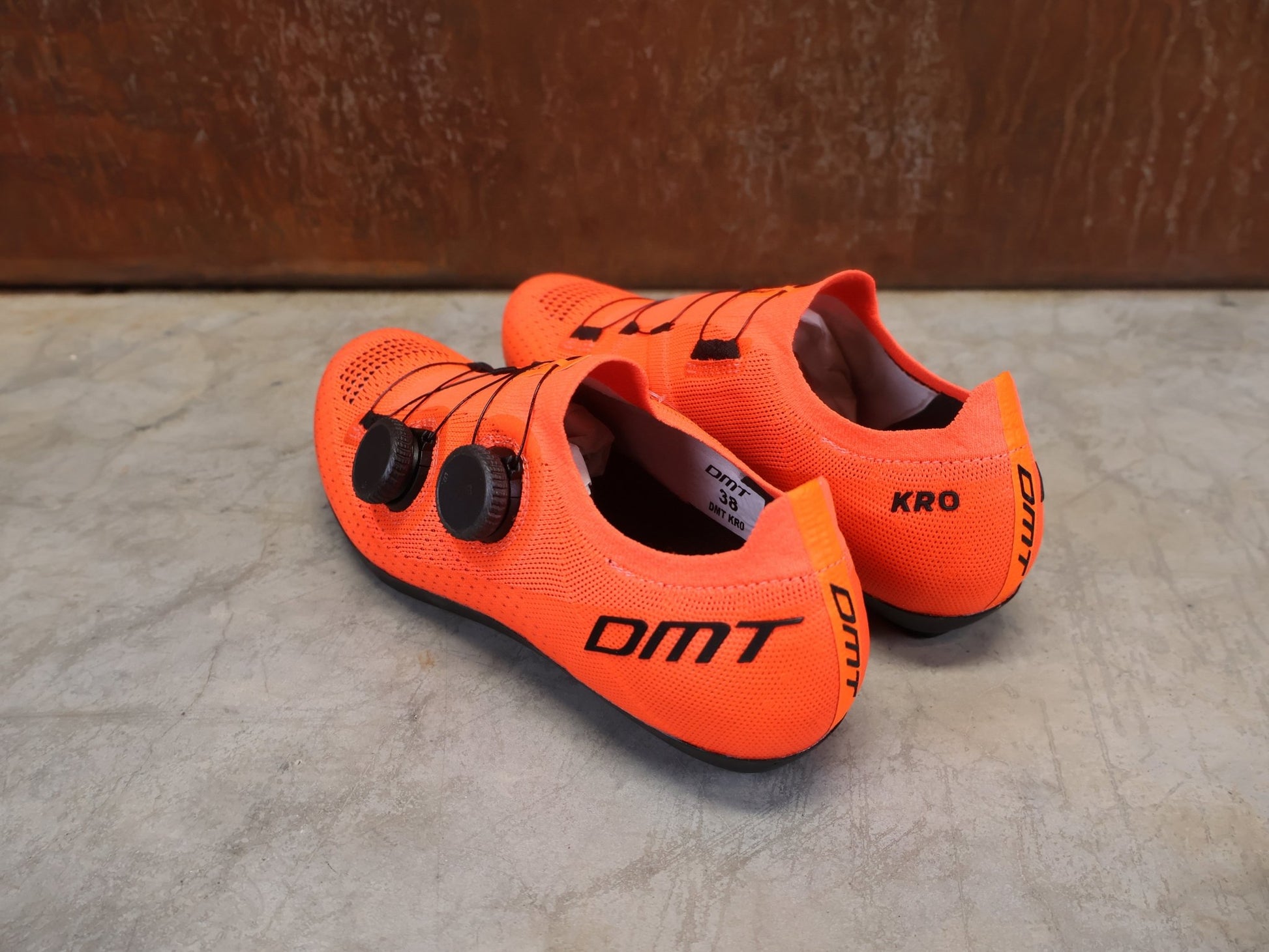 RR - Herrenschuhe von Dmt, DMT KR0 RENNRADSCHUH / CORAL / SCHWARZ / UNISEX vor USEDBIKES - OB.DE Hintergrund