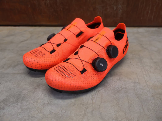 RR - Herrenschuhe von Dmt, DMT KR0 RENNRADSCHUH / CORAL / SCHWARZ / UNISEX vor USEDBIKES - OB.DE Hintergrund