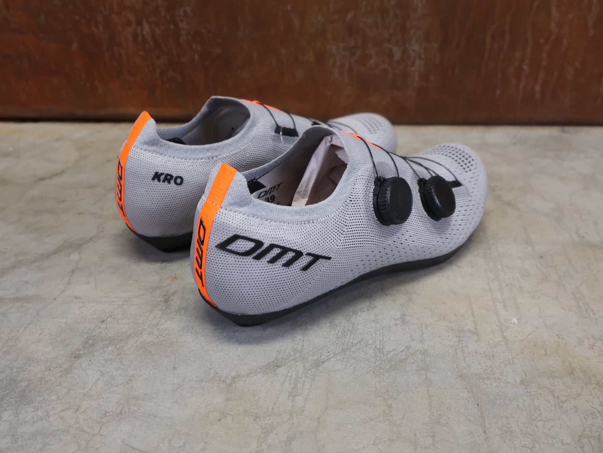 RR - Herrenschuhe von Dmt, DMT KR0 RENNRADSCHUH / GRAU / GRAU / UNISEX / 39 vor USEDBIKES - OB.DE Hintergrund